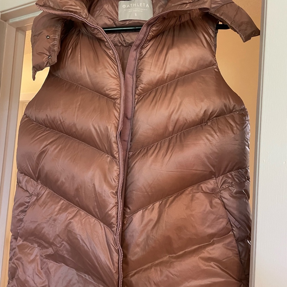 Athleta Lofty Down Puffer Vest w/detachable hood. Size Small NWT! Retail $150 - Picture 2 of 9